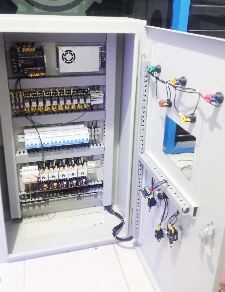 Panel listrik industri custom yang dirakit untuk proyek di Surabaya