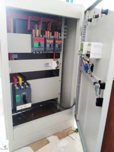 Bagian dalam panel distribusi dengan perangkat pemutus dan penghantar