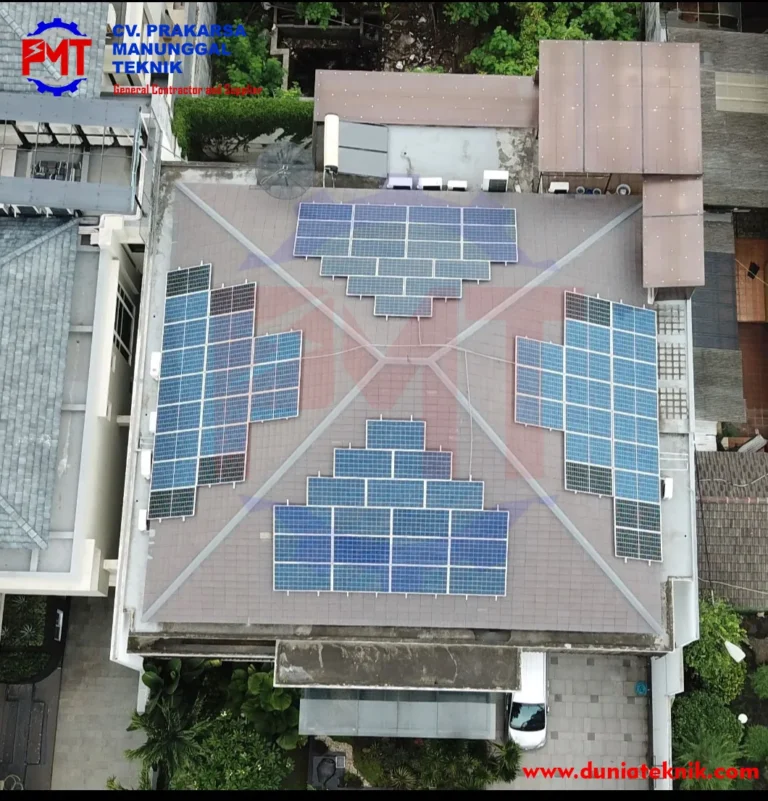 Tampak atas susunan modul fotovoltaik pada beberapa bidang atap
